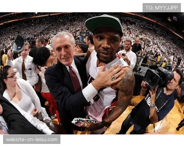 特写：中场休息，热火主场为球队名宿乌杜尼斯·哈斯勒姆举行40号球衣退役仪式