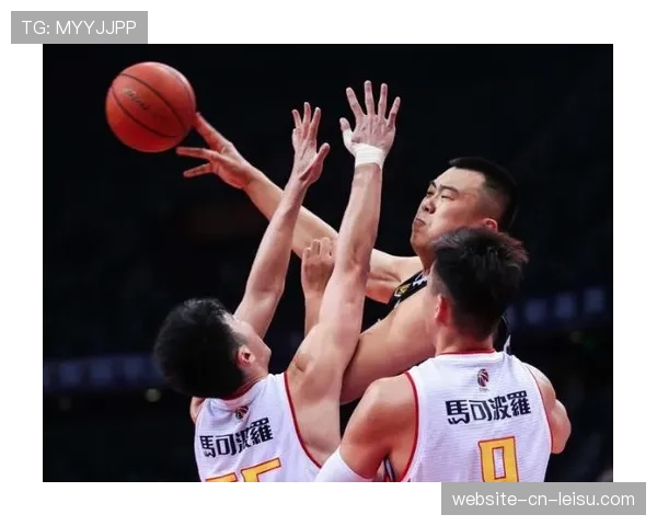 莫兰德关键上篮得分后振臂高呼，辽宁队取得全场首次领先